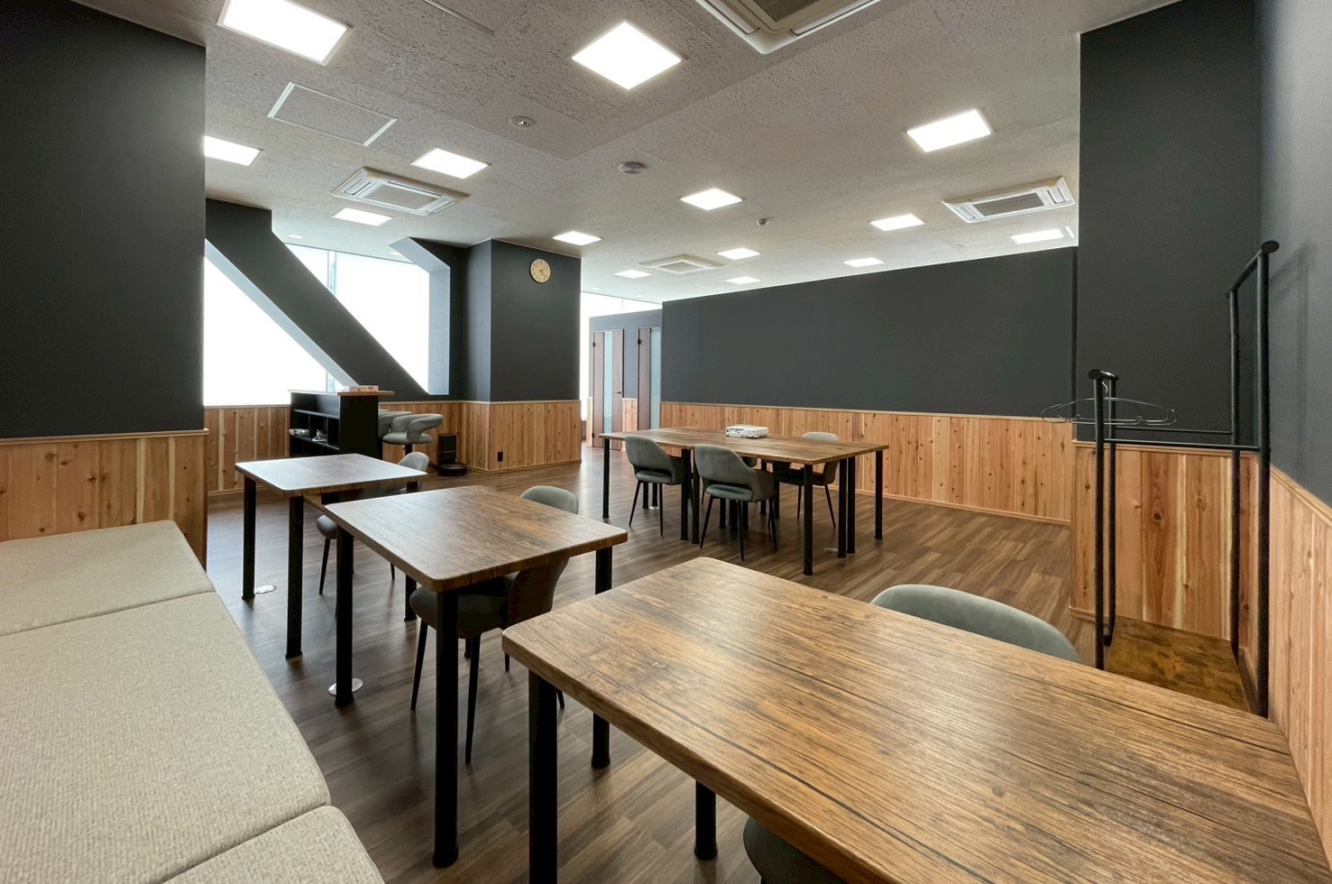 自然と会話が生まれるようなカフェのようなレイアウト