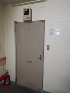 旧本社玄関前