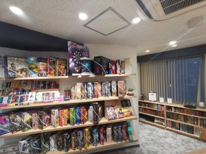 エントランスにあるボードゲーム棚