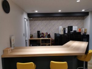 社内バーカウンター