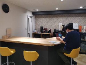 社内バーカウンターで作業する社員